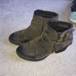 Women’s ankle boots size 6 1/2.